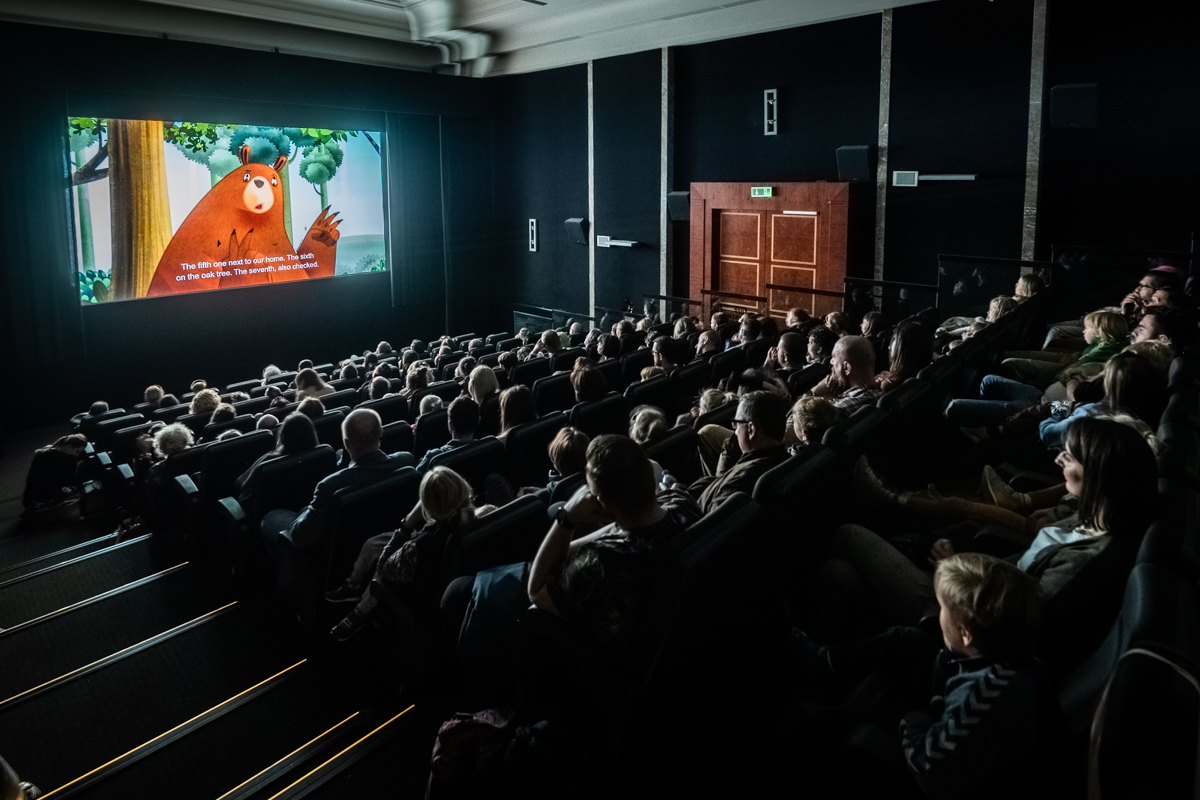 sala kinowa pełna widzów, film na ekranie